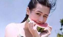 吃瓜女网红图片大全,趣味横生的美食时光